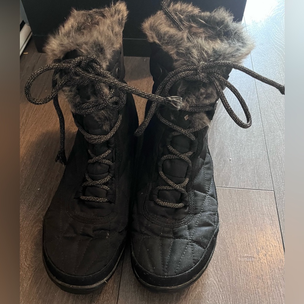 Columbia Black Quilted Winter Boots with Fur Trim